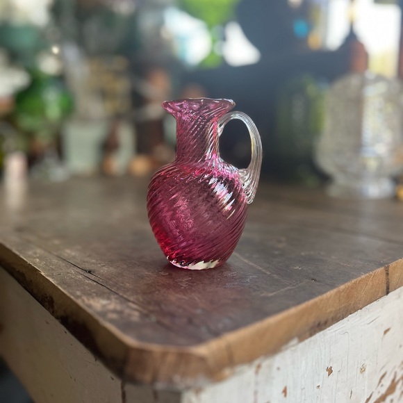 MINI CRANBERRY SWIRL PITCHER WITH CLEAR APPLIED HANDLE VTG MINIMALISM DECOR - Picture 13 of 14